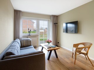 Wohnzimmer mit Ausblick auf die Terrasse