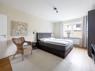 großzügiges Elternschlafzimmer mit TV