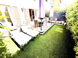 Gartenterrasse mit Zugang zum Wohnzimmer+Schlafzimmer
