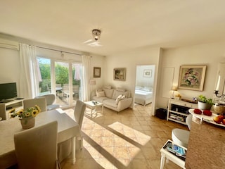 Sonne im Salon mit neuer 3er Couch und Schlafzimmer