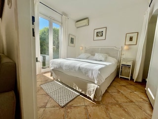 Schlafzimmer mit Garten und Bad im Erdgeschoss