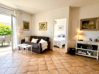 Blick ins angrenzende 1. Schafzimmer und Garten davor
