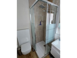 Badezimmer mit Dusche & WC