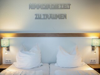 Schlafzimmer mit Doppelbett