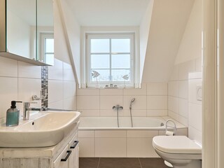 Badezimmer im Obergeschoss mit Badewanne...