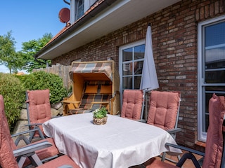 gemütliche Terrasse mit Strandkorb