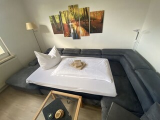 Wohn-Esszimmer mit Matratze