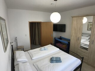 Hauptschlafzimmer +Babybett