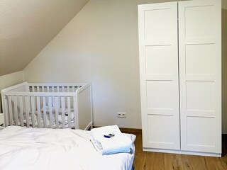 Elternschlafzimmer mit Kinderbett