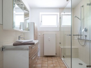 Großzügiges Bad mit bodentiefer Dusche