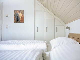 mit geräumigem Einbauschrank