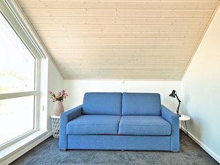 Galerie ausgestattet mit TV und einer bequemen Couch