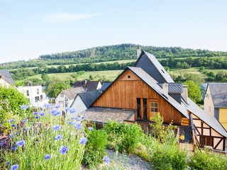 Blick aus dem Garten auf Ferienhaus