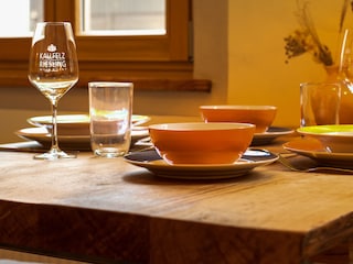 Küchentisch mit buntem Service