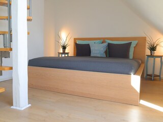 Schlafzimmer mit großem Doppelbett