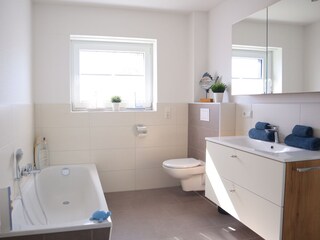 Badezimmer mit Badewanne & Dusche