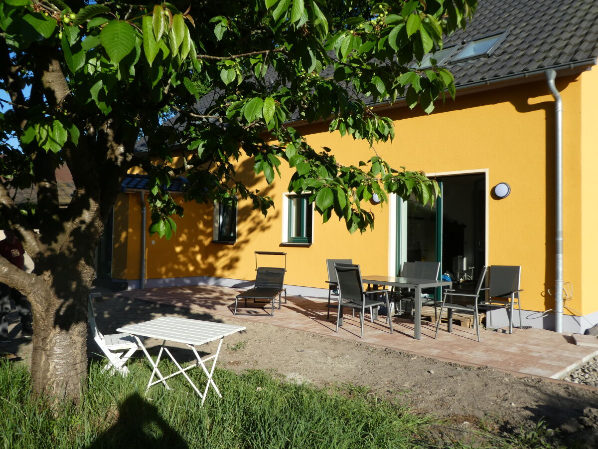 Rückseite mit sonniger Terrasse