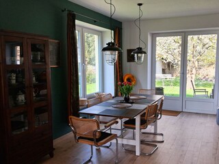 Lichtdurchfluteter Essbereich