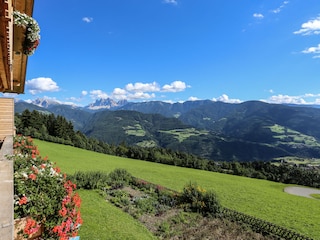 super Panorama auf die Dolomiten und weit ins Tal