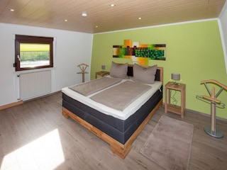 Schlafzimmer 1 mit Boxspringbett 1,80 x 2,00 m