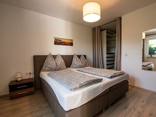 Schlafzimmer mit begehbaren Kleiderschrank