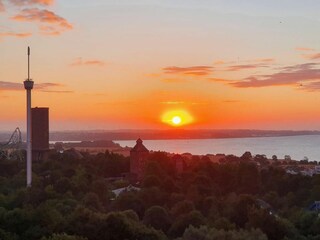 Genießen Sie atemberaubende Sonnenuntergänge über dem Wasser!