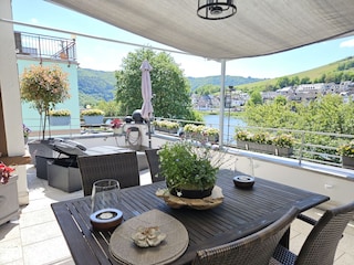 Balkon mit Essplatz und Sonnenliegen