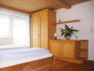 Ferienwohnung Gehrenspitze Schlafzimmer Stauraum