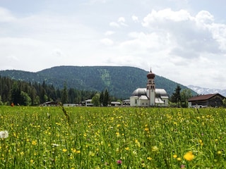 Blumenwiese und Kirche