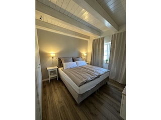 Schlafzimmer - Unten mit Verdunklungsgardinen