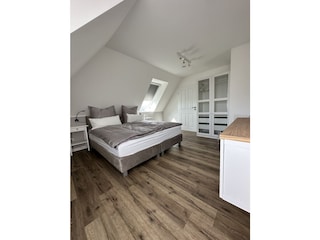 Schlafzimmer 1 - Oben mit Außenjalousien