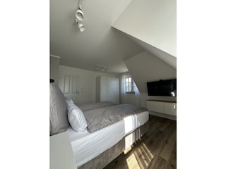 Schlafzimmer 2 - Oben mit Außenjalousien