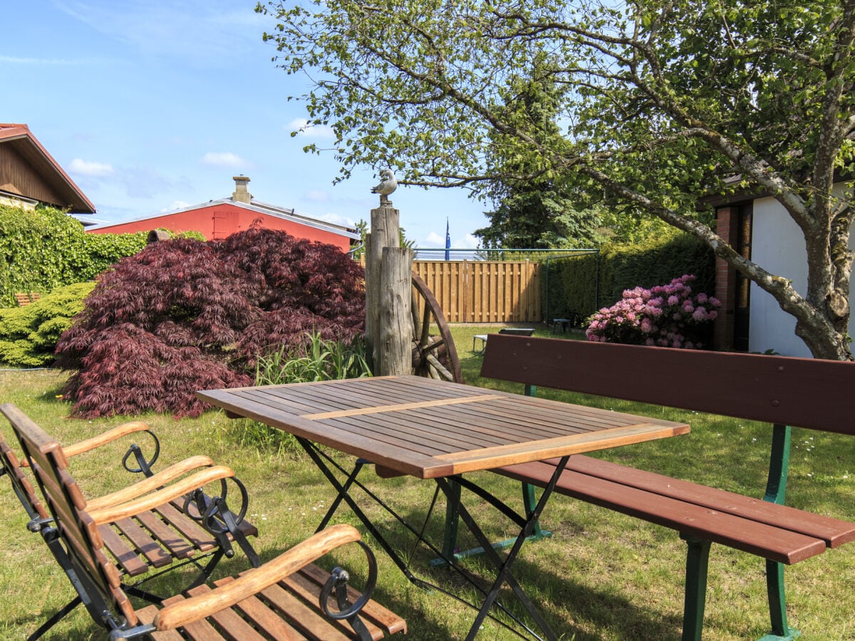 Sitzplatz im Garten Nutzung mit 2 weiteren Wohnungen