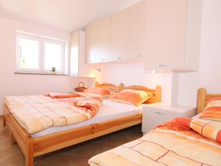 Kinderschlafzimmer mit drei Betten und Meerblick