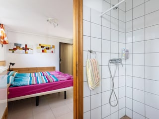 Blick in das 2. Schlafzimmer / Badezimmer