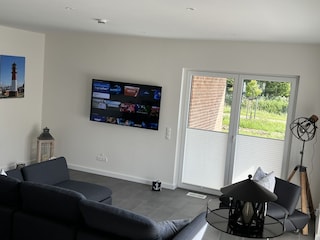 Ferienhaus Relax Wohnzimmer mit Smart TV 65 Zoll
