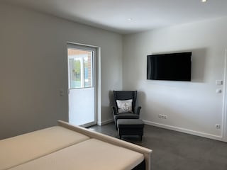 Ferienhaus Relax: Schlafzimmer 1 mit Smart TV 55 Zoll