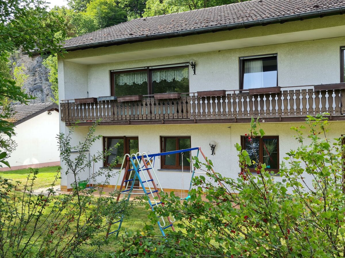 Blick vom Ahbach/Süden auf die Ferienwohnungen