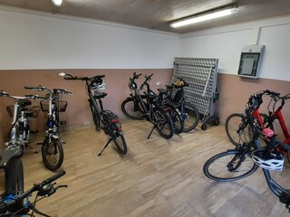 Fahrradgarage mit vielen Steckdosen