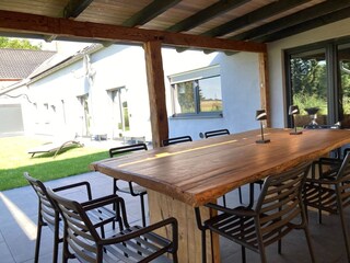 Terrasse mit Grill und 10 Sitzplätzen