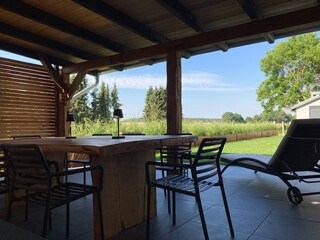 Terrasse Richtung Süden mit Blick auf Garten und Feld