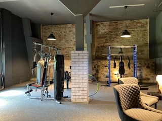 Fitnessraum mit Kraftstation mit geführter Hantelstange