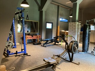 Fitnessbereich mit Rudergerät