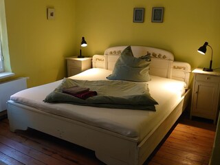 Schlafzimmer mit Doppelbett (hier mit Einzelbelegung)