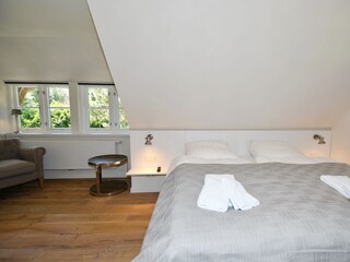 Schlafzimmer 2 OG mit Duschbad en Suite