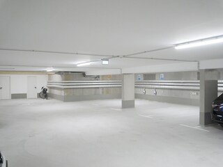 Die Tiefgarage mit Ladesäulen