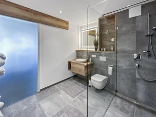 Das Badezimmer mit begehbarer Dusche