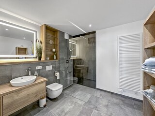 Das badezimmer verfügt über viele Ablageflächen