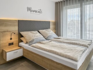 Das moderne Schlafzimmer mit Flachbildfernseher