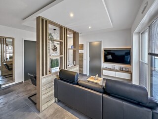 Das Ledersofa mit Meerblick und großen Flachbildfernseh